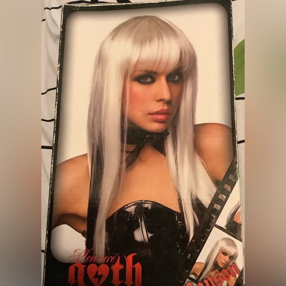 Pleasure Wigs Adjustable. - Picture 4 of 5